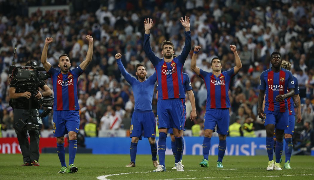Fotbalisté Barcelony slaví výhru v El Clásiku na Santiago Bernabéu