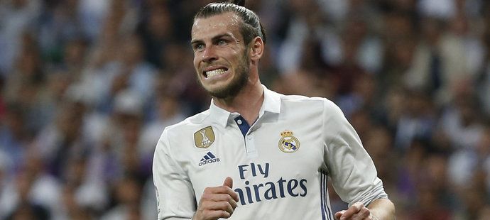 Záložník Realu Madrid Gareth Bale musel v první půli El Clásika střídat