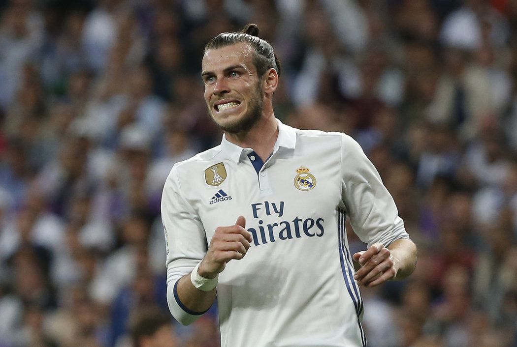 Záložník Realu Madrid Gareth Bale musel v první půli El Clásika střídat