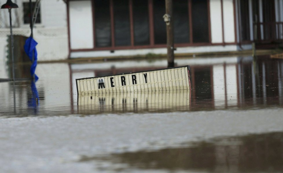 Bouře v USA, které způsobil klimatický jev El Niño, jsou jedny z nejsilnějších v historii. Tornáda, bouře a záplavy mají na svědomí desítky mrtvých.