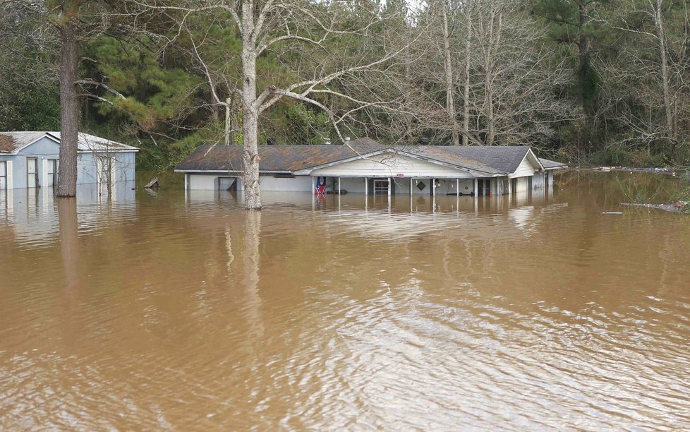 Bouře v USA, které způsobil klimatický jev El Niño, jsou jedny z nejsilnějších v historii. Tornáda, bouře a záplavy mají na svědomí desítky mrtvých.