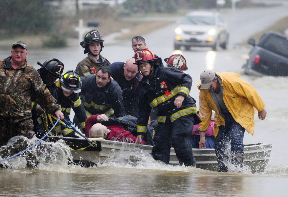 Bouře v USA, které způsobil klimatický jev El Niño, jsou jedny z nejsilnějších v historii. Tornáda, bouře a záplavy mají na svědomí desítky mrtvých.