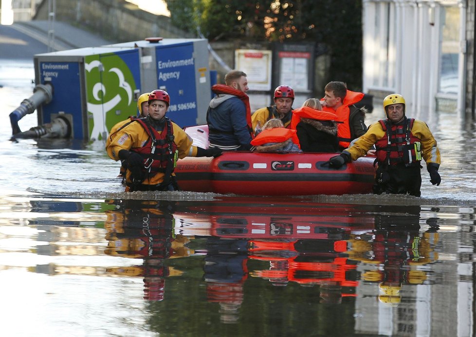 Velkou Británii zasáhly bezprecedentní povodně, déšť navíc nepřestane. Evakuovány jsou tisíce domů, premiér slíbil nasazení armády.