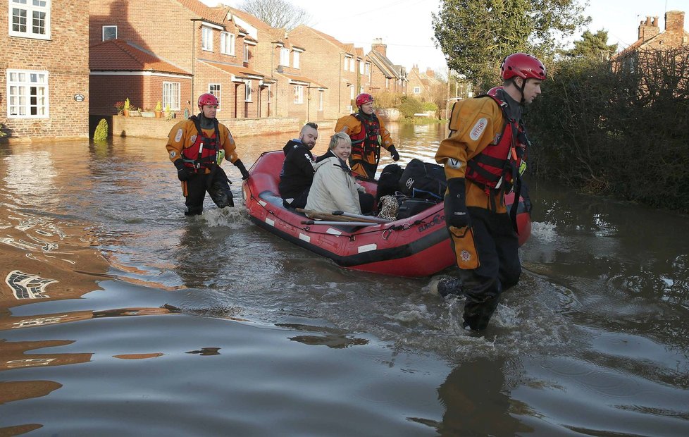 Velkou Británii zasáhly bezprecedentní povodně, déšť navíc nepřestane. Evakuovány jsou tisíce domů, premiér slíbil nasazení armády.