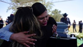 Pět dní po jednom z největších střeleckých masakrů v nedávné americké historii se v El Pasu začínají konat pohřby obětí. (10.8.2019)