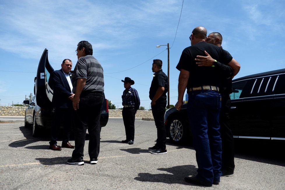 Pět dní po jednom z největších střeleckých masakrů v nedávné americké historii se v El Pasu začínají konat pohřby obětí. (10.8.2019)