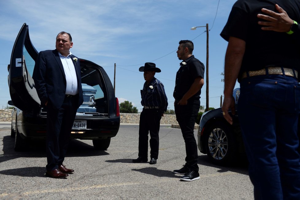 Pět dní po jednom z největších střeleckých masakrů v nedávné americké historii se v El Pasu začínají konat pohřby obětí. (10.8.2019)