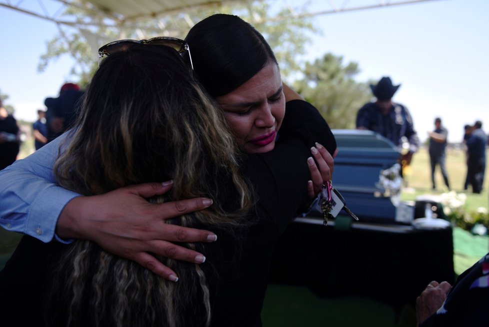 Pět dní po jednom z největších střeleckých masakrů v nedávné americké historii se v El Pasu začínají konat pohřby obětí. (10. 8. 2019)