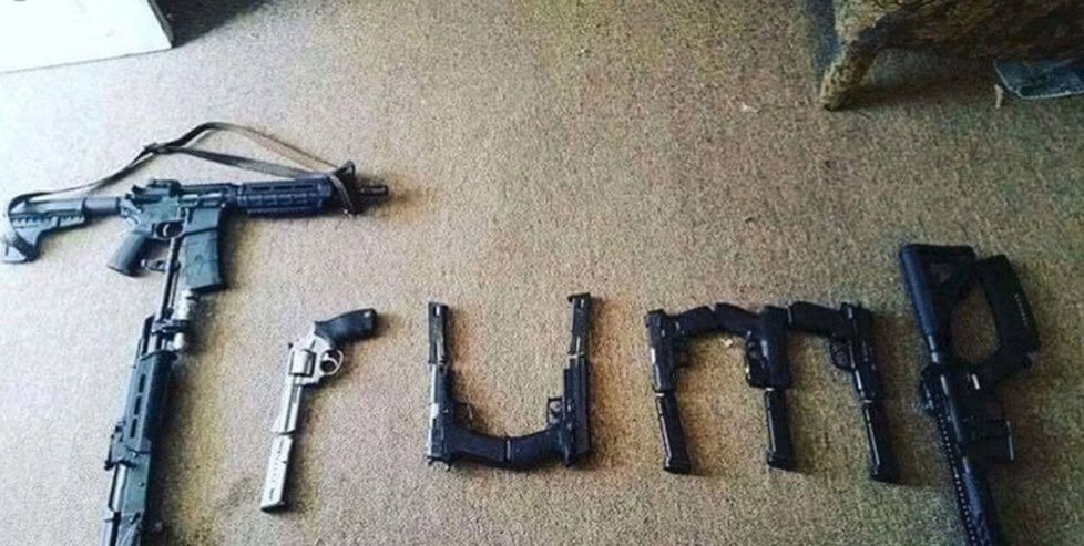 Na sociální síti střelec z Texasu uveřejnil fotku zbraní  ve tvaru příjmení amerického prezidenta Donalda Trumpa