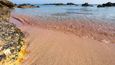 Pláž, která se letos umístila na druhém místě mezi desítkou nejkrásnějších evropských pláží na cestovatelských stránkách TripAdvisor, je Elafonisi. Její výběžek spojuje Krétu se stejnojmenným ostrůvkem. Tuto spojnici snadno přejdete, neboť je na ní jen 10 až 20 cm vody. Oblíbená pláž hraje všemi barvami – moře je tu blankytně modré a písek výjimečně zbarvený - jeho barva přechází ze žlutavé a bílé až po růžovou.