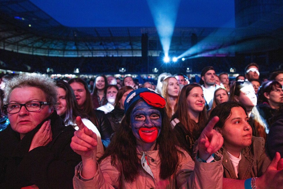 Fanoušci na koncertě Elánu na bratislavském fotbalovém stadionu