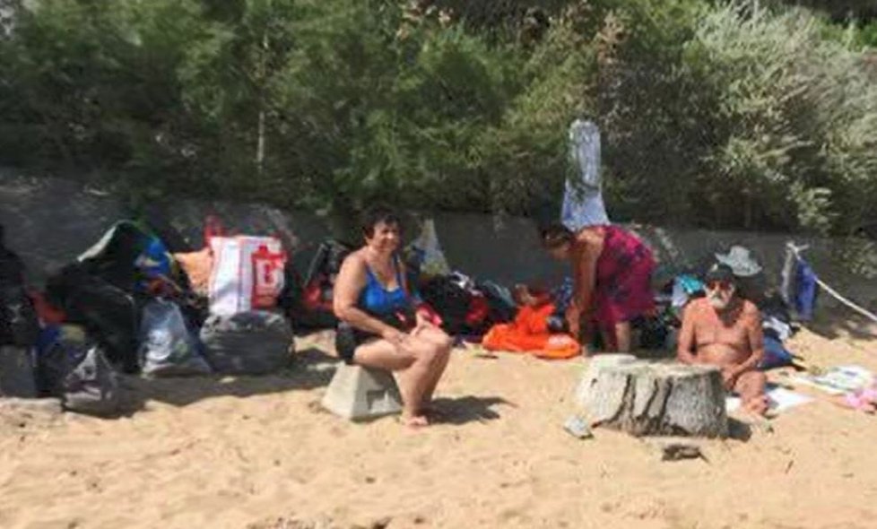 Čeští turisté bivakují na pláži.
