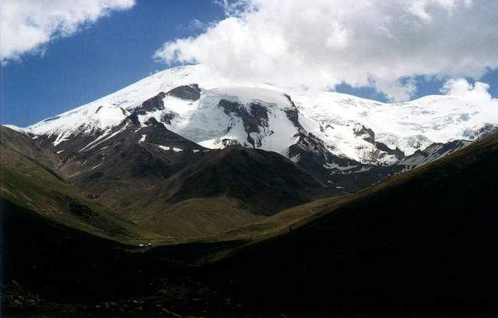 Hora Elbrus je nejvyšším vrcholem Ruska.