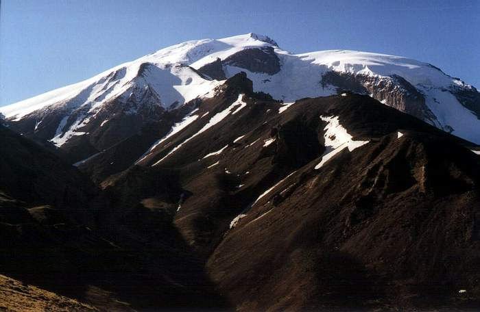 Hora Elbrus je nejvyšším vrcholem Ruska.