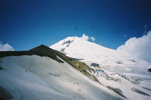 Hora Elbrus je nejvyšším vrcholem Ruska.