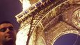 Večer před turnajem zářila Eiffelova věž stejně jako následující den vyhrané medile Eldara Rafigaeva