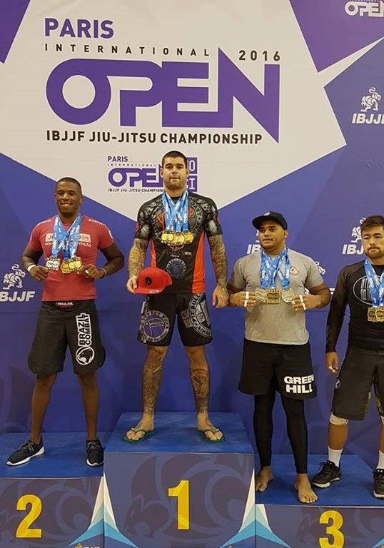 Eldar Rafigaev na stupni vítězů na turnaji v brazilském jiu jitsu v Paříži