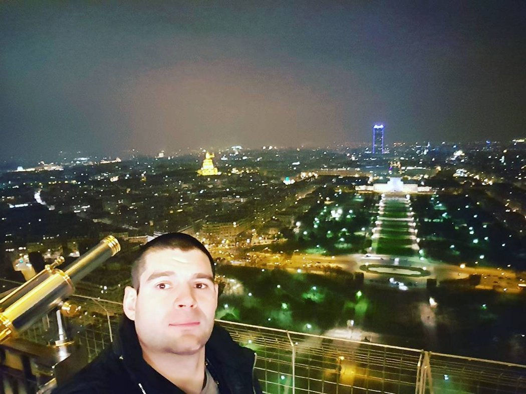 Eldar Rafigaev si pořídil selfie s Paříží