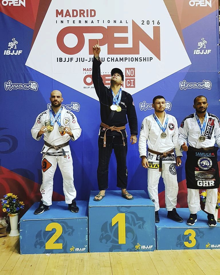 Eldar Rafigaev na stupni vítězů na mistrovství v brazilském jiu jitsu v Madridu