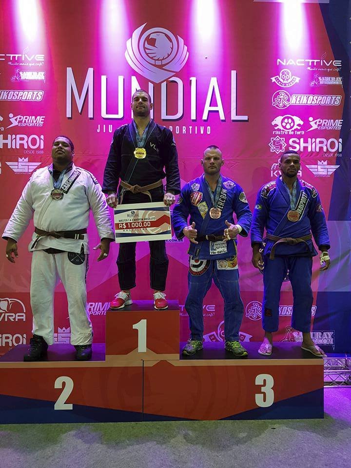 Eldar Rafigaev na stupni vítězů na mistrovství světa v brazilském jiu jitsu