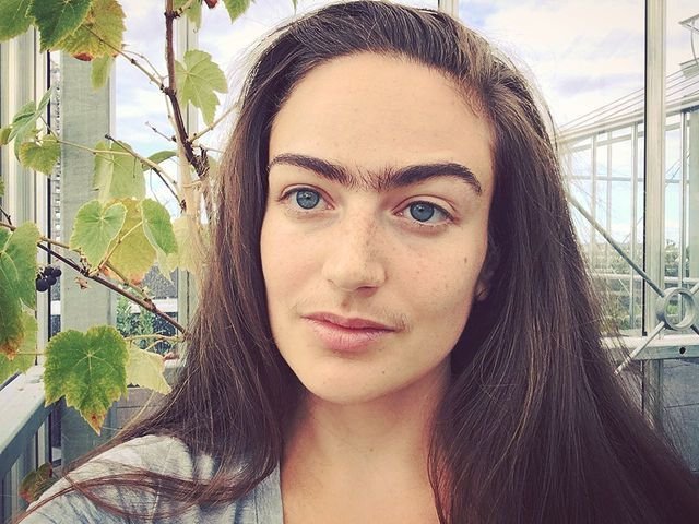 Eldina Jaganjacová (31) z dánského hlavního města Kodaň se téměř před rokem rozhodla, že už si nebude vytrhávat obočí ani chloupky pod nosem.