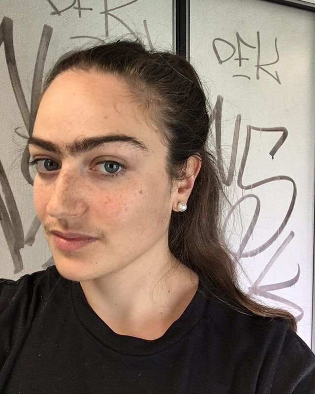 Eldina Jaganjacová (31) z dánského hlavního města Kodaň se téměř před rokem rozhodla, že už si nebude vytrhávat obočí ani chloupky pod nosem.