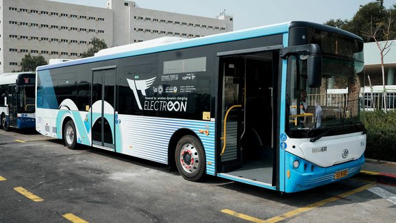 Elektrický autobus zkusí silnici vybavenou bezdrátovým nabíjením za jízdy