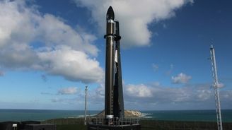 Rocket Lab má znovupoužitelný raketový nosič. Svůj první chytila vrtulníkem