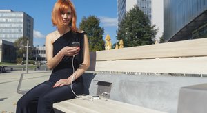 Elektrické posezení CapaSitty nabízí wifi a nabití počesku