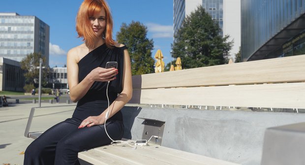 Elektrické posezení CapaSitty nabízí wifi a nabití počesku