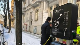 Nabíječky na elektroauta v lampách budou mít novou podobu. Praha vypíše designouvou soutěž