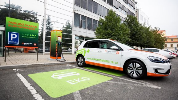 Zájem o elektřinu pro elektromobily v Česku roste. Do roku 2030 jich u nás může jezdit až půl milionu