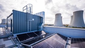 Pohled na střechu nové administrativní budovy společnosti Elektrárna Dukovany II v sousedství areálu Jaderné elektrárny Dukovany (26. 10. 2026)