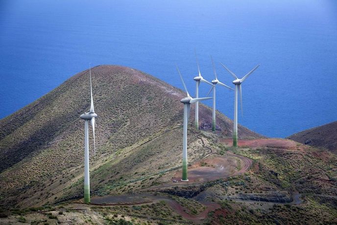 Elektrárna Gorona del Viento - pět větrníků umístěných na vrcholku, jejichž výkon je 11,5 megawattů.