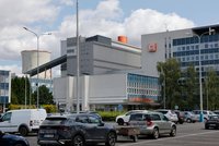 Smrt v dole u Tušimic: Dva dělníci uvízli ve stroji, jeden nepřežil