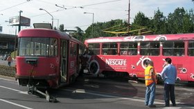 Při vykolejení tramvaje se zranil jeden cestující.