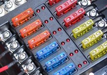Elektrické pojistky jsou v autě stále klíčové. Poznáte, která je vadná?