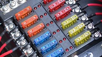 Elektrické pojistky jsou v autě stále klíčové. Poznáte, která je vadná? Elektrické pojistky jsou v autě stále klíčové. Poznáte, která je vadná?