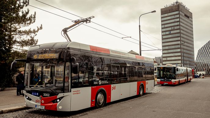 Elektrický autobus Škoda E’City 36 BB v barvách pražského DPP.