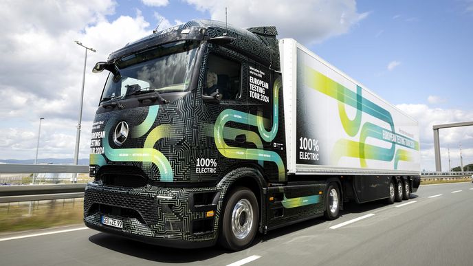 Elektrické kamiony Mercedes-Benz se vydaly napříč Evropou Elektrické kamiony Mercedes-Benz se vydaly napříč Evropou