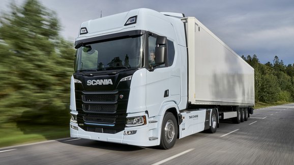 Elektrické tahače Scania s obřími bateriemi přejedou i Česko