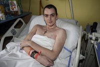 Popálený, ochrnutý a bez nohy: Hloupá klukovina zničila Danielovi (18) život, vylezl na vagón a zasáhl ho proud