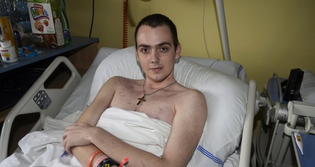 Popálený, ochrnutý a bez nohy: Hloupá klukovina zničila Danielovi (18) život, vylezl na vagón a zasáhl ho proud