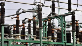 Regulovaná cena elektřiny domácnostem v roce 2026 klesne