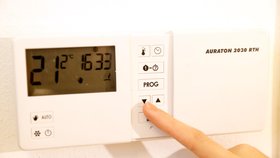 Regulovaná cena elektřiny domácnostem v roce 2026 klesne