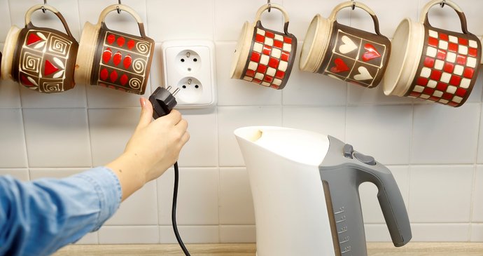 Regulovaná cena elektřiny domácnostem v roce 2026 klesne