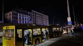 Kyjev zahalený kvůli výpadkům elektřiny do tmy (1. 11. 2022)