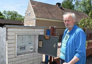 Jaroslav Hofmann z Čečkovic na Tachovsku nechal odpojit dům od elektřiny, provoz zvládá s autobaterií a elektrocentrálou.