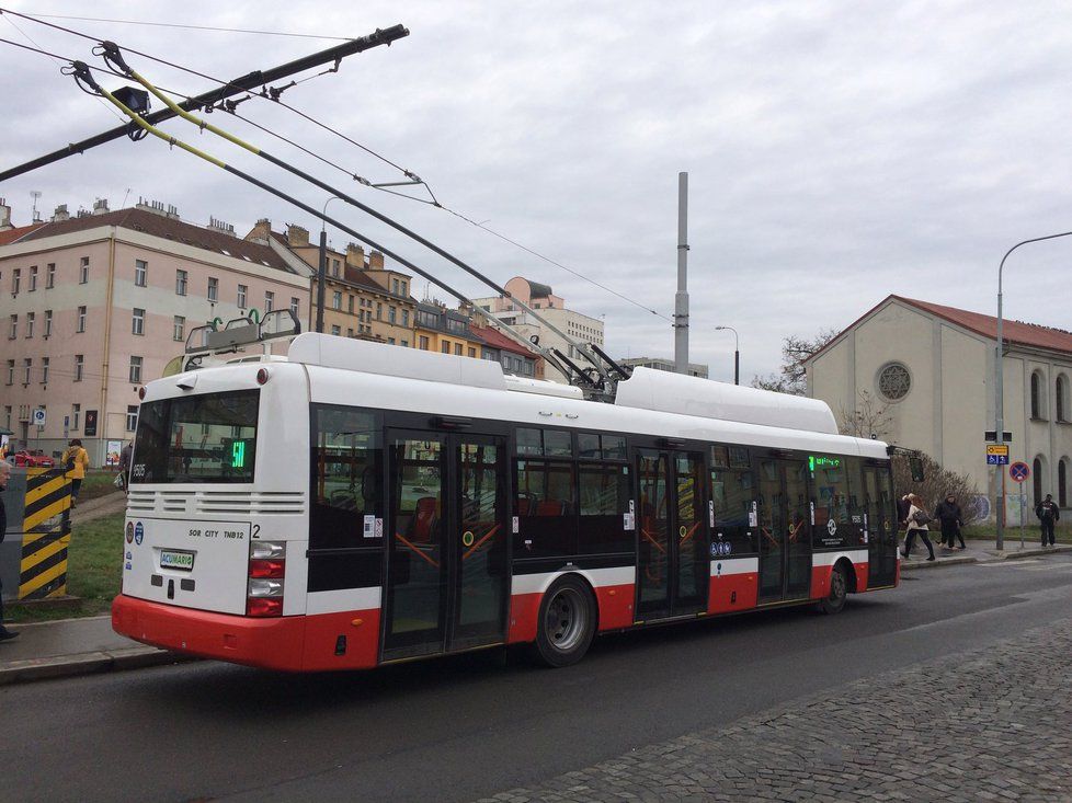 Elektrobus čerpá potřebnou energii pro svou nadcházející jízdu.