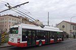 Elektrobus čerpá potřebnou energii pro svou nadcházející jízdu.